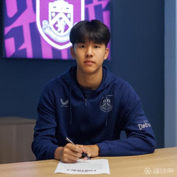 尊龙凯时2026世界杯中国官方网站 19岁小将张家鸣加盟英超伯恩利梯队开垦U21联赛, 开启留洋新篇章