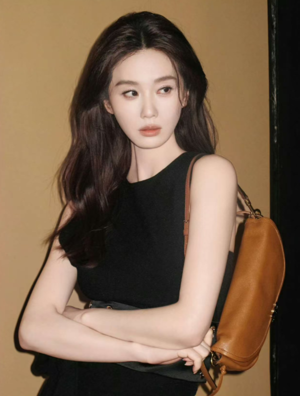 尊龙凯时官网 极简黑裙演绎高等魄力, 刘诗诗尽显“Celine女王”风范
