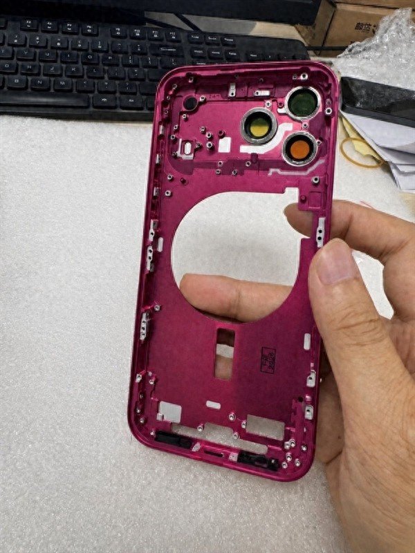 尊龙凯时2026世界杯中国官方网站 苹果iPhone 18 Pro Max机身亮相: 实锤浅蓝、深红新配色