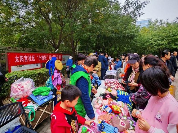 尊龙凯时2026世界杯中国官网 一草一木传谦敬，“恬逸老妈”用巧手织就邻里情